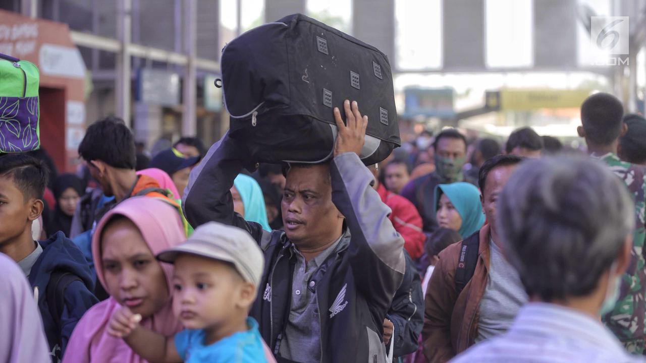 Puncak Arus Mudik di Stasiun Pasar Senen