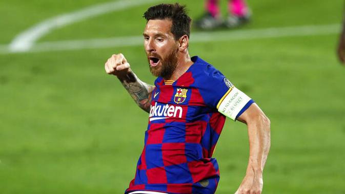 Striker Barcelona, Lionel Messi, melakukan selebrasi usai membobol gawang Napoli pada laga Liga Champions di Stadion Camp Nou, Sabtu (8/8/2020). Barcelona menang 3-1 atas Napoli. (AP/Joan Monfort)