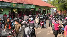 Sejumlah pemudik berhenti untuk beristirahat di sebuah mesjid di kawasan Arjawinangun, Cirebon, Jawa Barat, Rabu (15/7/2015). Banyak pemudik melakukan aktivitas seperti salat, mengaji, tidur dll di mesjid tersebut. (Liputan6.com/Herman Zakharia)