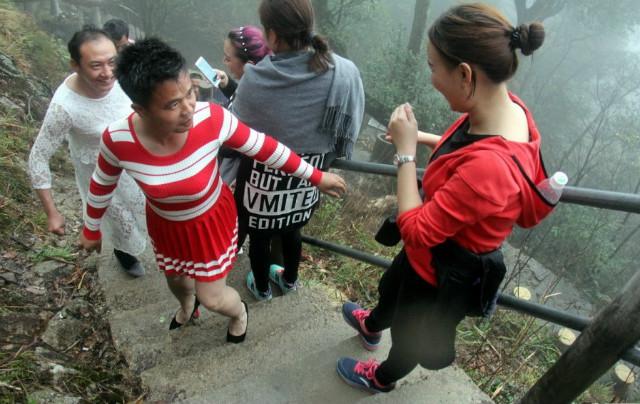Wisatawan tangga cinta lainnya penasaran dan tertarik dengan aksi suami-suami tersebut | Photo: Copyright shanghaiist.com