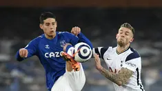 Gelandang Everton, James Rodriguez berebut bola dengan bek Tottenham Hotspur, Toby Alderweireld pada pertandingan lanjutan Liga Inggris di Goodison Park di Liverpool, Inggris, Sabtu (17/4/2021). Everton bermain imbang atas Tottenham 2-2. (Peter Powell / Pool via AP)