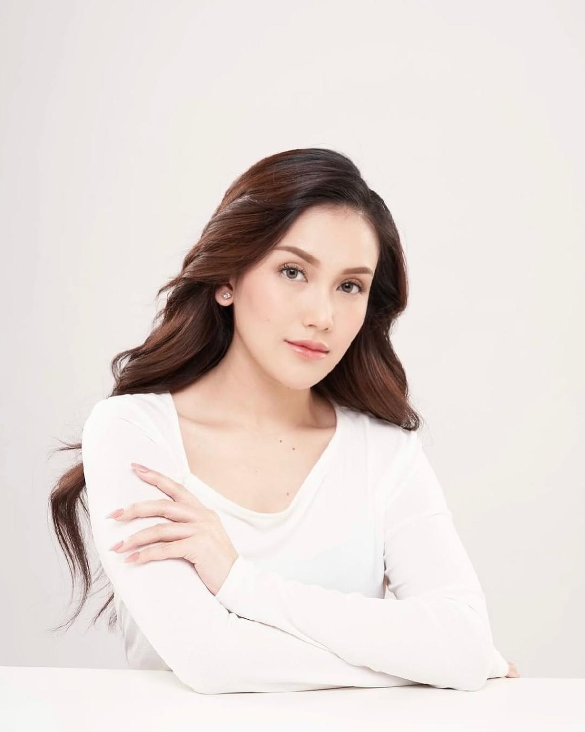 Potret Ayu Ting Ting dalam Balutan Baju Putih dan Makeup Natural, Tampak Flawless
