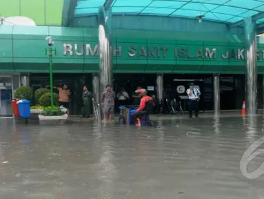 Rumah Sakit Islam Jakarta terendam banjir sekitar 70-80 cm, Senin (9/2/2015). (Liputan6.com/Herman Zakharia)