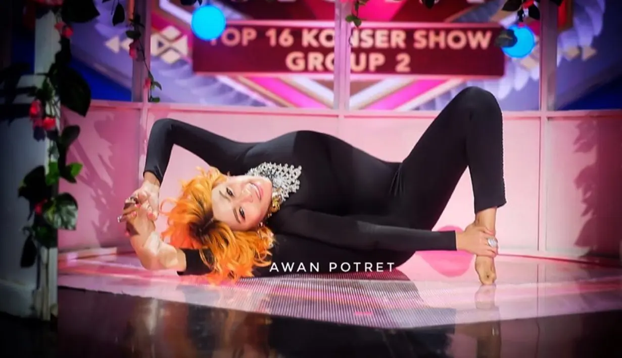 Tak hanya gerakan dasar, Inul juga terlihat percaya diri melakukan sejumlah gerakan yang lebih ekstrem. Istri Adam Suseno ini memang sudah lama menekuni olahraga Yoga. Bahkan demi kecintaannya pada yoga ia rela mengundah pelatih ke rumahnya.(Liputan6.com/IG/@inul.d)