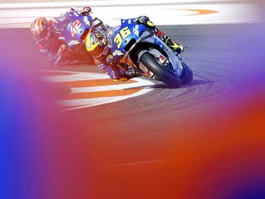Pembalap Suzuki, Joan Mir, dibuntututi Alex Rins, saat beraksi pada balapan MotoGP Eropa di Sirkuit Ricardo Tormo, Valencia, Minggu (8/11/2020). Joan Mir finis pertama dengan catatan waktu 41 menit 37,297 detik. (AP/Alberto Saiz)