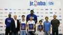Mantan Pemain NBA Sam Perkins melakukan foto bersama dalam acara penutupan Program Selection Camp Jr. NBA Indonesia 2017 di Jakarta, Minggu (10/9). (Liputan6.com/Johan Tallo)