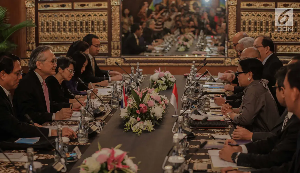 Menlu RI, Retno Marsudi menerima kunjungan Menlu Thailand Don Pramudwinai di Gedung Pancasila, Kementerian Luar Negeri, Jakarta, Rabu (13/3). Pertemuan kedua menteri itu membahas beberapa isu seperti perkembangan Rakhine State (Liputan6.com/Faizal Fanani)