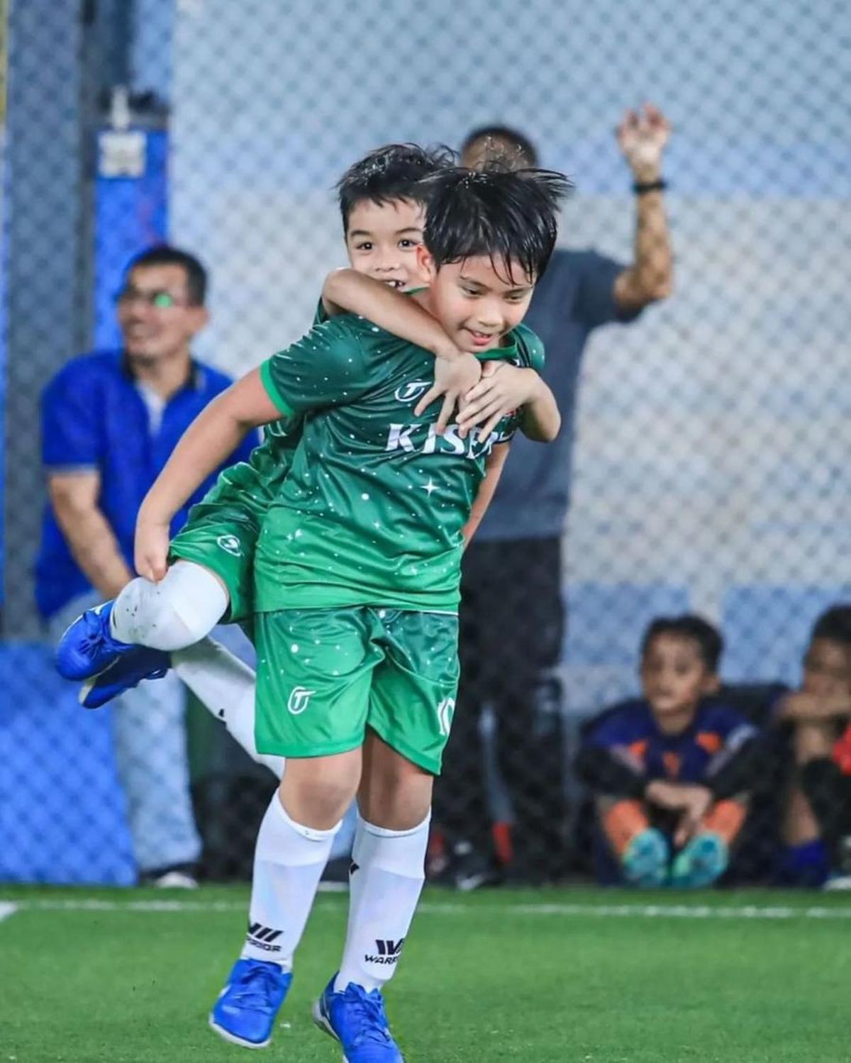 Dalam unggahan di akun Instagram Judika, ia berbagi tentang kecintaan Judeo terhadap sepak bola. "Tiada hari tanpa bola. Kalau udah ngeliat bola senangnya luarbiasa. Kayaa bapakkee..."