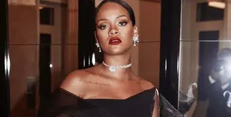 Setelah putus dari Drake, Rihanna memang belum lagi terlihat menggandeng tambatan hati yang baru. Hubungannya dengan sang mantan pun tetap berteman baik hingga saat ini. (Instagram/badgalriri)