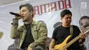 Vokalis Armada Rizal Armada saat mebawakan salah satu lagu dari album "Dengerin Abang Spesial Edition" yang baru dirilis di kawasan Kemang, Jakarta, Rabu (15/8). (Liputan6.com/Faizal Fanani)