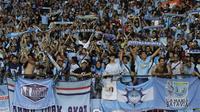 Suporter Persela, LA Mania, memberikan dukungan saat melawan Persija pada laga Liga 1 di SUGBK, Jakarta, Selasa (20/11). Persija menang 3-0 atas Persela. (Bola.com/Vitalis Yogi Trisna)