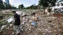 Anak-anak bermain di makam yang tertutup sampah di TPU Menteng Pulo 2, Jakarta, Senin (9/12/2019). Minimnya kesadaran warga setempat ditambah tidak adanya fasilitas TPA dan perawatan pengelola TPU menyebabkan kondisi kompleks makam memprihatinkan akibat dipenuhi sampah.(merdeka.com/Iqbal S. Nugroho)