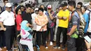 Menteri Sosial, Agus Gumiwang Kartasasmita (kaus kuning) menyimak penjelasan dari salah satu penyandang disabilitas saat mengecek kesiapan sejumlah venue Asian Para Games 2018 di Jakarta, Jumat (28/9). (Liputan6.com/Helmi Fithriansyah)