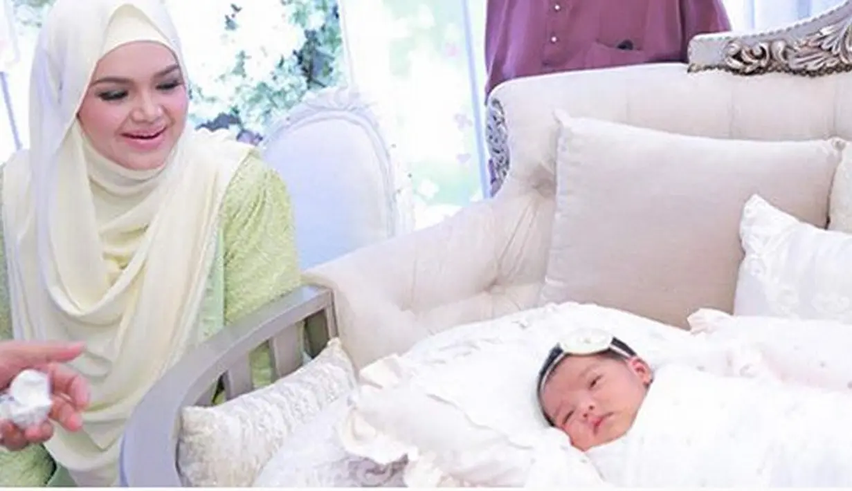 Siti Nurhaliza dan Datuk Seri Khalid pastinya sangat berbahagia atas kelahiran putri pertamanya yang mereka beri nama Siti Aafiyah. 7 hari setelah lahir ke dunia, Siti dan  suami baru mengunggah foto-foto menggemaskan anaknya.(Instagram/ctdk)