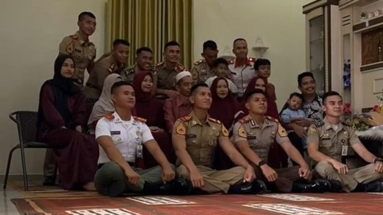 Mereka juga melakukan sesi foto bersama keluarga asuh dengan seragamnya masing-masing sebelum kembali ke tempat asalnya.