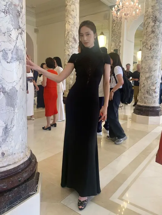 Kali ini, Krystal Jung tampil memukau dengan dress velvet bersiluet cheongsam berwarna biru navy. Tampilan sederhana namun berkelas ini dipermanis dengan tatanan rambut half pony-tail yang cantik. [Foto: Instagram/vousmevoyez]