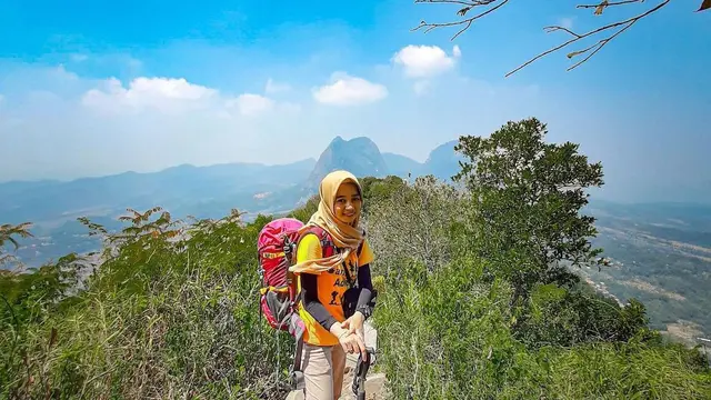 Seorang pendaki berada di Gunung Lembu Purwakarta