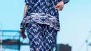 Denada mengenakan setelan baju tidur dengan atasan lengan pendek warna navy bermotif serasi dengan celana panjangnya.  [@sarwendah29]