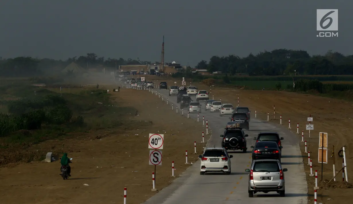 Suasana tol fungsional Brebes Timur-Batang, Jawa Tengah, Kamis (22/6). Pada H-3 Lebaran kendaraan pemudik yang melintas di jalan tol fungsional terpantau mulai meningkat. (Liputan6.com/Gempur M Surya)