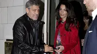 Senyum Malu-malu Amal Alamuddin Saat Roknya Tersingkap 
