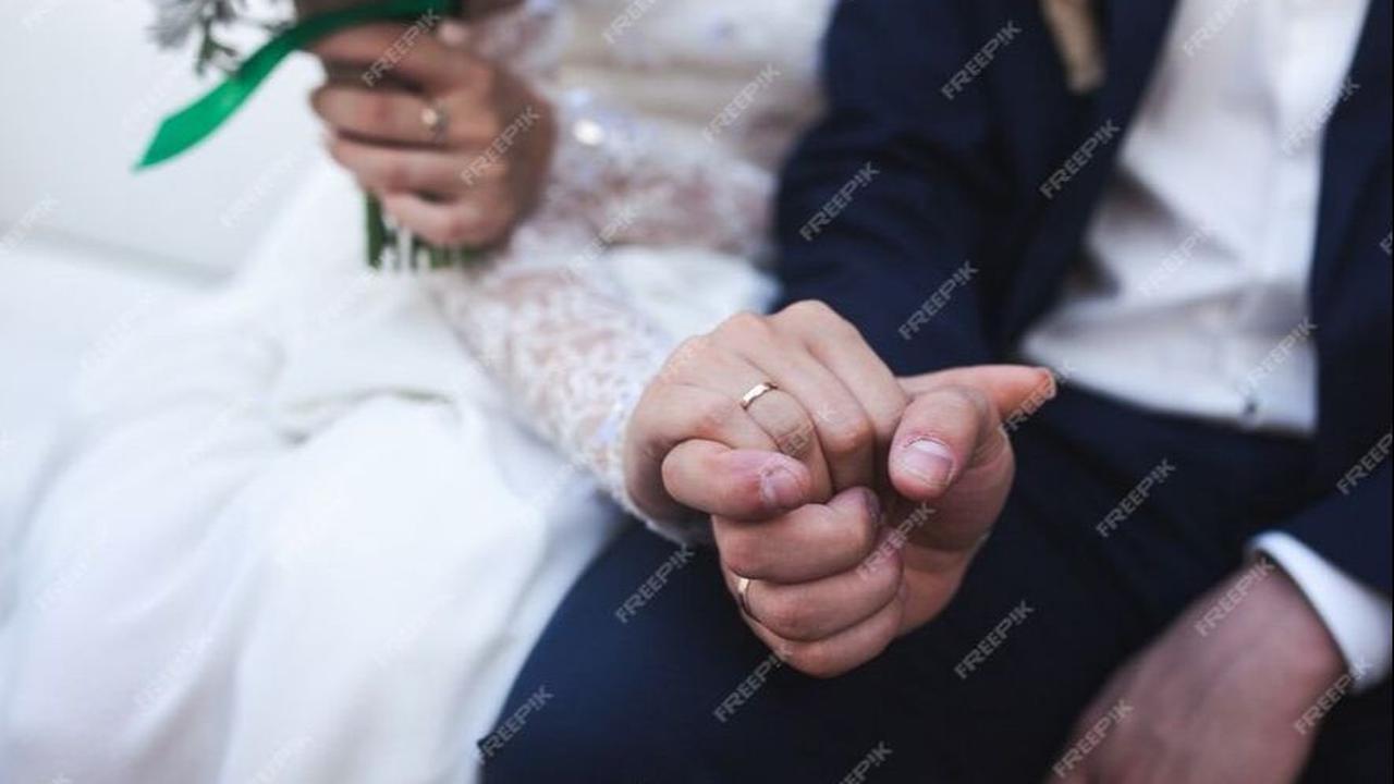 Bukti yang paling menonjol dari fakta ini adalah bahwa Rasulullah SAW menikahkan putrinya Fatimah dengan Ali RA dan dia adalah putra dari paman ayahnya, serta pernikahan tersebut.