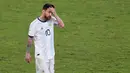 Penyerang Argentina Lionel Messi memegang kepalanya saat meninggalkan lapangan usai kalah dari Brasil dalam semifinal Copa America 2019 di Stadion Mineirao, Belo Horizonte, Brasil, Selasa (2/7/2019). Brasil lolos ke final Copa America 2019 setelah mengalahkan Argentina 2-0. (AP Photo/Nelson Antoine)