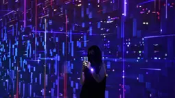 Seorang wanita menggunakan ponselnya di pameran Mobile World Congress (MWC) di Barcelona (28/6/2021). MWC dianggap sebagai salah satu dari tiga acara teratas di dunia. (AFP/Pau Barrena)