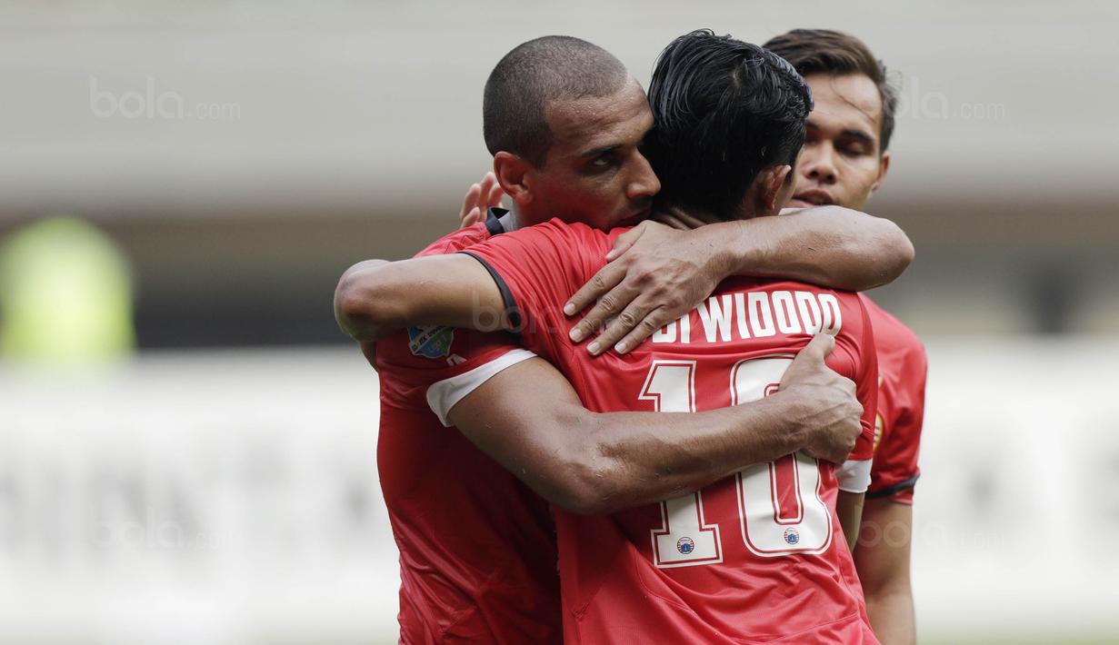 Striker Persija, Bruno Lopes, memeluk Rudi Widodo usai mencetak gol ke gawang Persegres pada laga Liga 1 Indonesia di Stadion Patriot, Bekasi, Sabtu (14/10/2017). Persija menang 5-0 atas Persegres. (Bola.com/M Iqbal Ichsan)