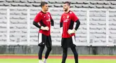 Emil Audero (kiri) dan Maarten Paes (kanan) terlihat sedang bercengkrama saat sesi latihan Timnas Indonesia di Stadion Madya, Gelora Bung Karno, Jakarta, Sabtu (22/3/2025).