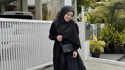 Dulu selalu ceria dan bikin orang-orang sekitarnya merasa nyaman, warganet menyebut jika senyuman Lesti Kejora kini sedikit memudar. Penggemar jebolan Dangdut Academy musim pertama itu berharap jika Lesti Kejora bisa kembali tersenyum seperti dulu. Rindu keceriaan Lesti, tak sedikit warganet yang kembali melihat postingan lama Lesti di Instagram sebelum menikah dengan Rizky Billar. (Liputan6.com/IG/@lestykejora)