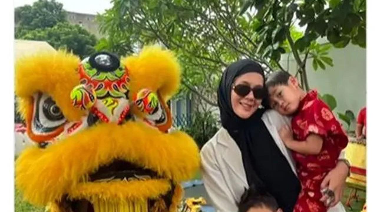 6 Potret Paula Verhoeven Temani Anak di Perayaan Imlek Sekolah, NontonBarongsai