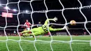 Mohamed Salah menjadi penyelamat The Reds dengan menyetak gol penyeimbang dan mengamankan satu poin di kandang lawan. (AFP/Adrian Dennis)
