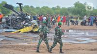 Suasana area helikopter MI-17 v 5 HA 5142 milik TNI AD yang terjatuh di kawasan industri Kendal, Jawa Tengah, Sabtu (6/6/2020). Helikopter tersebut sedang melaksanakan misi latihan terbang sebagai bagian dari program Pendidikan Calon Perwira Penerbang 1. (Liputan6.com/Gholib)