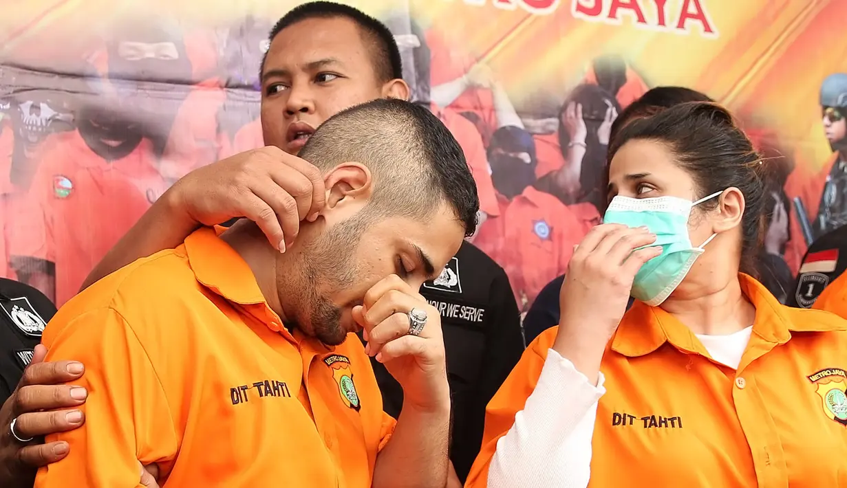 Sebelum ketiga anak penyanyi dangdut senior tersebut diamankan, nama Muhammad tertangkap lebih dahulu. Muhammad merupakan tunangan putri bungsu Elvi Sukaesih bernama Dhawiya Zaida. (Bambang E Ros/Bintang.com)