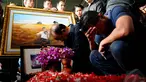 Lukman Sardi tertunduk lemas di dekat pusara ayahnya, TPU Menteng Pulo. Jakarta Pusat, Senin (28/04/2014) (Liputan6.com/Andrian M Tunay).