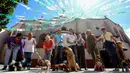 Orang-orang membawa hewan peliharaan mereka untuk diberkati di Gereja Santo Fransiskus Asisi, yang menandai Hari Hewan Dunia di Guadalajara, Meksiko, Kamis (4/10). Perayaan Santo Fransiskus dipercaya sebagai Santo pelindung binatang. (AFP/Ulises Ruiz)