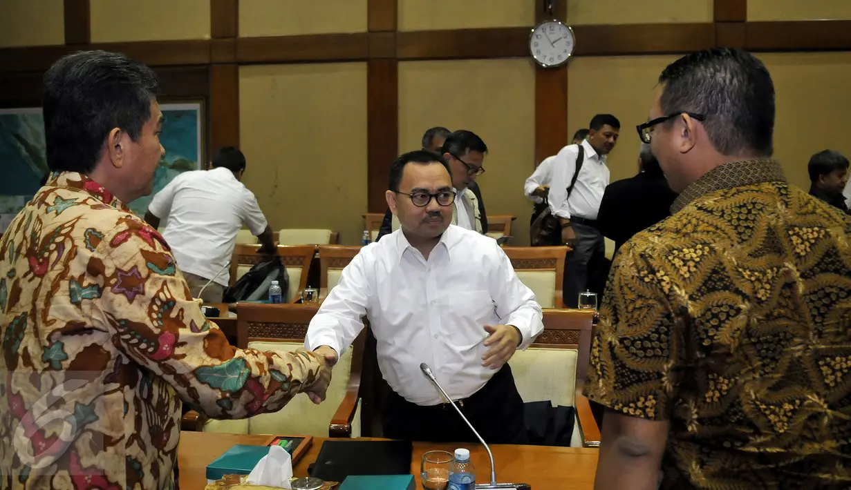 Menteri ESDM Sudirman Said menghadiri rapat kerja dengan Kom‎isi VII DPR di Gedung DPR, Jakarta, Selasa (26/7). Raker menindaklanjuti temuan BPK ‎2015 soal penetapan harga solar yang menguntungkan badan usaha sebesar Rp 3,19 T. (Liputan6.com/Johan Tallo)