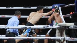 Pawitchaya saat melawan Jemz Mokoginta dalam pertarungan BYON Madness 2025 di Stadion 6 Emtek City, Jakarta Barat, Sabtu (30/8/2025). (Bola.com/M Iqbal Ichsan)