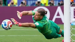 Kiper Norwegia Oerjan Nyland menyelamatkan tendangan penalti selama pertandingan sepak bola babak 16 besar Piala Dunia antara Brasil dan Norwegia di East Rutherford, N.J., dekat New York, Minggu, 5 Juli 2026. (AP Photo/Frank Franklin II)
