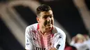 Bek AC Milan, Diogo Dalot berselebrasi pertandingan melawan Atalanta pada laga Liga Serie A Italia di stadion Atleti Azzurri d'Italia di Bergamo, Senin (24/5/2021). AC Milan menyudahi absen tujuh tahun di pentas Liga Champions. (AFP/Marco Bertorello)