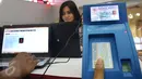 Petugas mencoba melakukan input data e-KTP menggunakan alat pembaca kartu atau card reader e-KTP di Jakarta, Kamis (6/4). Penyerahan alat baca KTP elektronik tersebut dilakukanoleh PT Kustodian Sentral Efek Indonesia (KSEI). (Liputan6.com/Angga Yuniar)