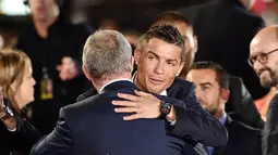 Penyerang Real Madrid, Cristiano Ronaldo berpelukan dengan Sir Alex Ferguson saat pemutaran film perdana 'Ronaldo' di Leicester Square, London, Inggris (9/11). (dailymail.co.uk)