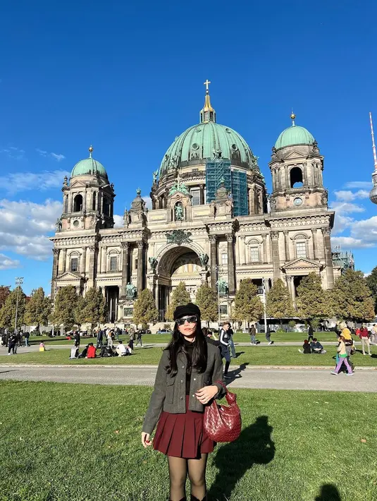 Pelari marathon itu nampak kenakan long john hitam dengan jaket abu-abu velvet [@febbyrastanty]