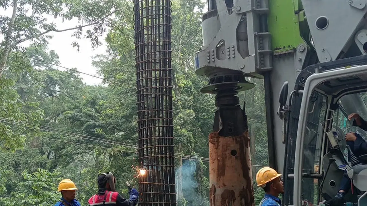 Kementerian Pekerjaan Umum (PU) melakukan pekerjaan preservasi jalan nasional pada ruas Sumberjati–Batas Kabupaten Banyuwangi. (Foto: Kementerian PU)