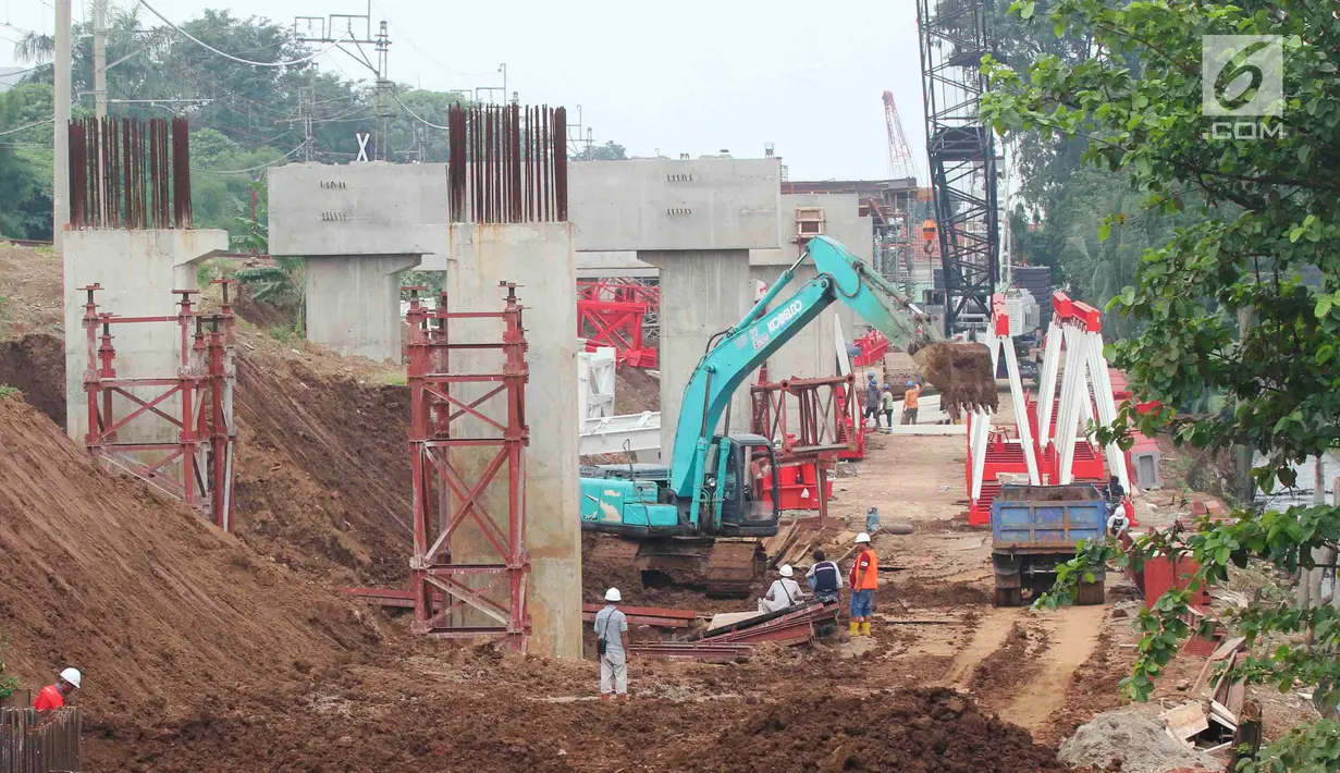 Pekerja menggunakan alat berat untuk menyelesaikan proyek pembangunan double-double track (DDT) Manggarai-Cikarang di kawasan Manggarai, Jakarta, Sabtu (15/7). (Liputan6.com/Angga Yuniar)