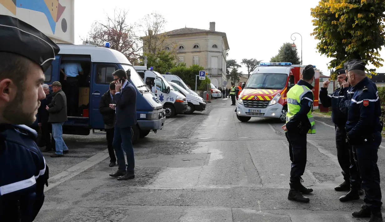 Sejumlah petugas mengamankan daerah tabrakan antara Sebuah truk dan bus bertabrakan di kawasan Gironde, Prancis, Jumat (23/10/2015). Korban tewas adalah para penumpang bus yang merupakan pensiunan dari kota Petit-Palais-et-Cornemps. (REUTERS/iTele)