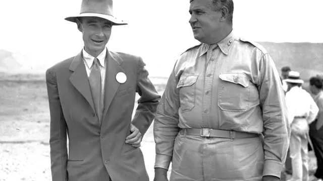 J Robert Oppenheimer dan Jenderal John Leslie R. Groves. (AP Photo, File)