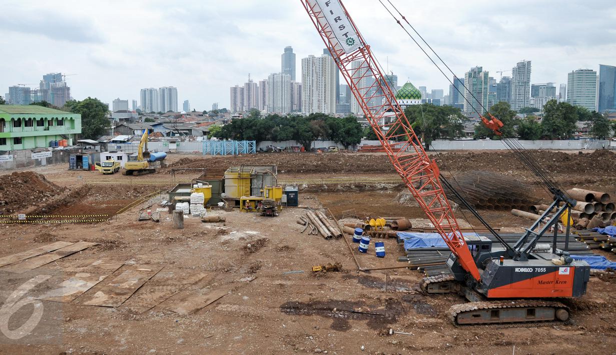 Suasana pembangunan revitalisasi Pasar Rumput, Manggarai Jakarta Selatan, Rabu (4/1). Rencananya, Pasar Rumput akan dibangun menjadi rusunanwa dengan 24-26 lantai dan 3-4 lantai pertama akan tetap difungsikan sebagai pasar. (Liputan6.com/Yoppy Renato)