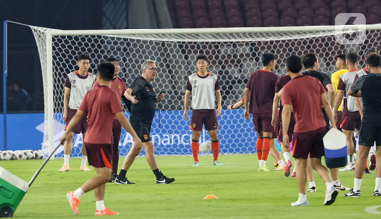 Pemain Tim Nasional (Timnas) China mengikuti sesi latihan resmi di Stadion Utama Gelora Bung Karno (SUGBK), Jakarta, Rabu (4/6/2025). (Liputan6.com/Angga Yuniar)
