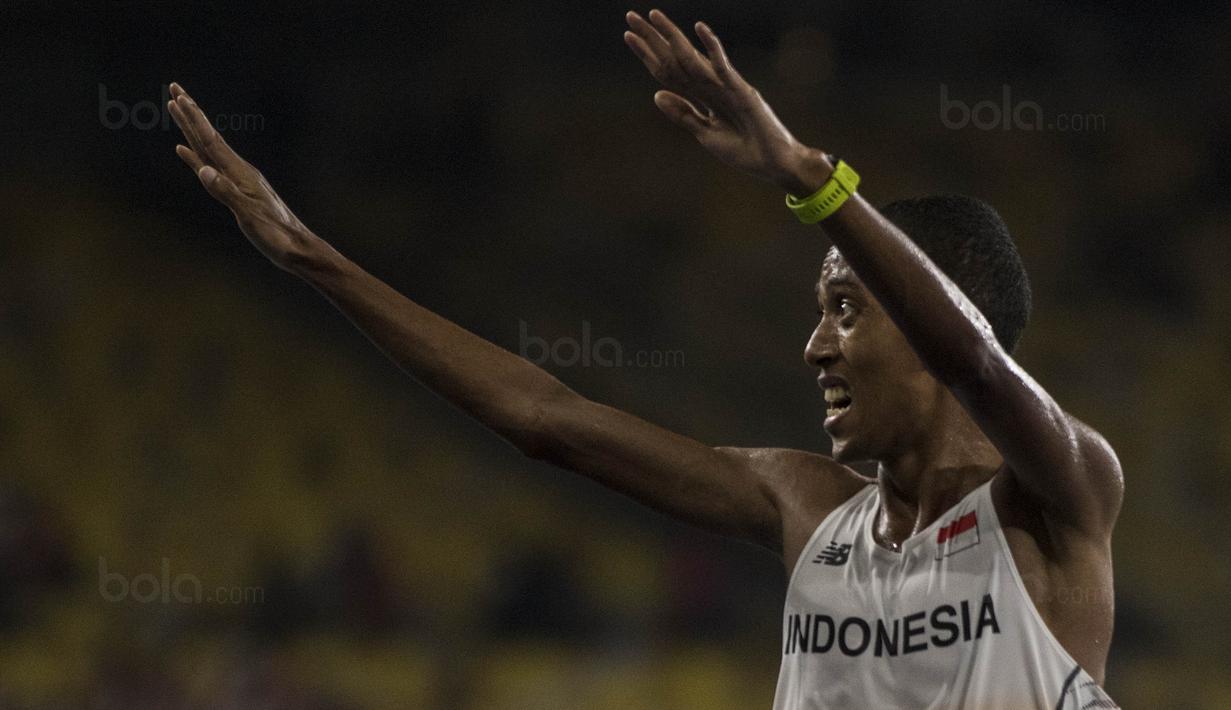 Pelari Indonesia, Agus Prayogo, meraih medali emas SEA Games cabang atletik nomor 10.000 meter di Stadion Bukit Jalil, Kuala Lumpur, Jumat (25/8/2017). Agus menorehkan waktu 30 menit 22,26 detik. (Bola.com/Vitalis Yogi Trisna)